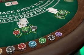 Antarmuka permainan Gaple Online di jagung bet menampilkan kartu dominan dan area bermain
